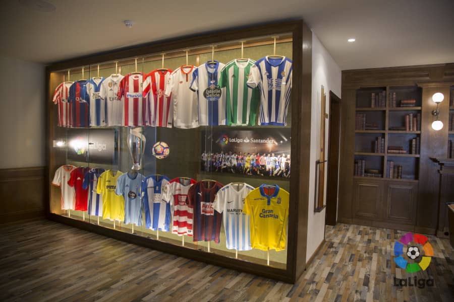 Camisetas de la Liga de Fútbol, expuestas en el hall de un hotel / Fotografía de Laliga.es