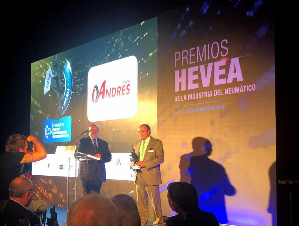 Eustaquio-Andrés-recoge-premio-Hevea