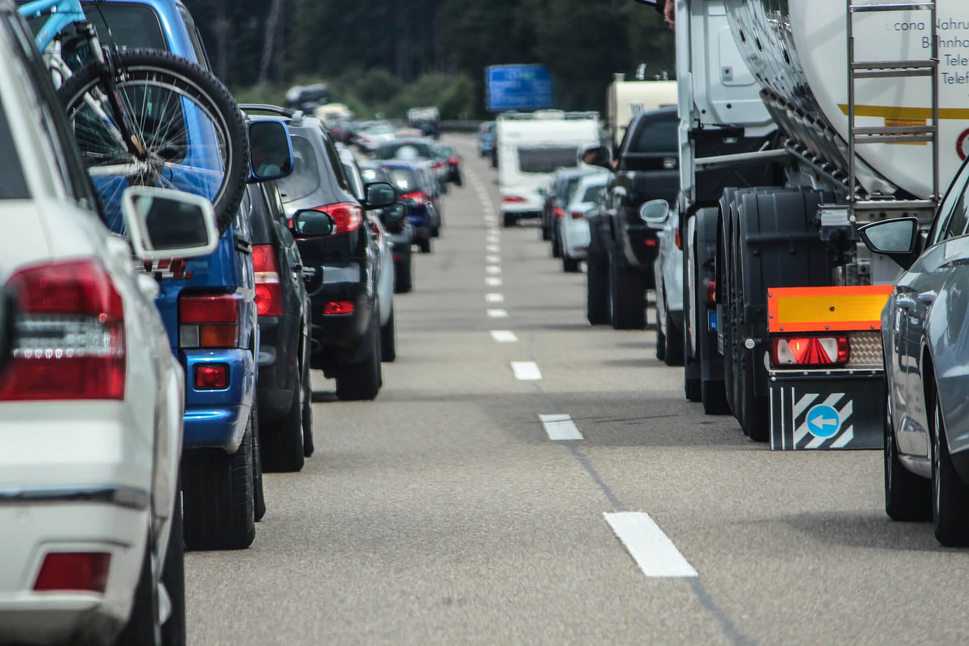 defectos en los neumáticos coches-en-carretera