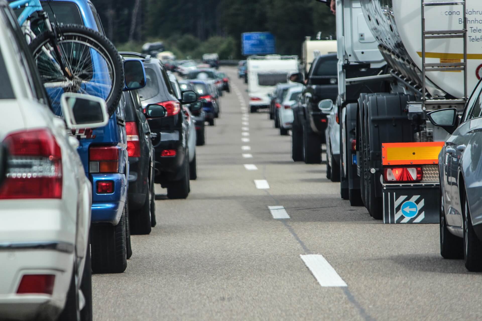 Carretera neumáticos desgastados